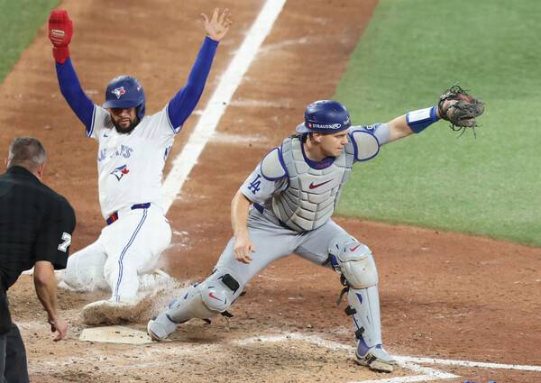 ▲ LA다저스와 토론토 블루제이스의 월드시리즈 7차전, 9회말 1사 만루에서 3루 주자 카이너-팔레파가 조금만 더 리드 폭을 넓게 잡고 뛰었다면 역사가 바뀔 수 있었다는 지적이 나왔다. ⓒ연합뉴스/GETTY IMAGES USA