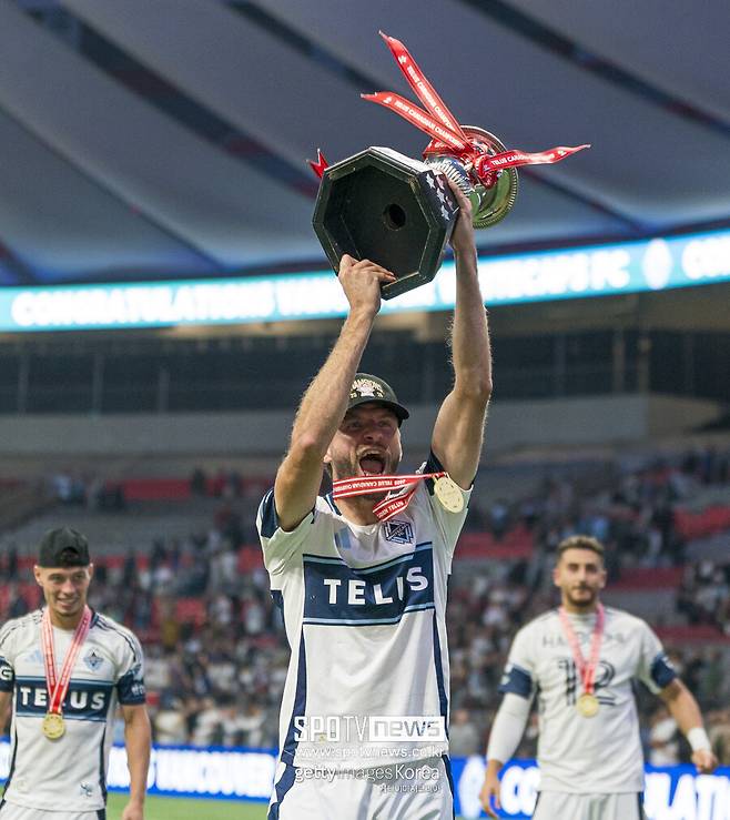 ▲ 손흥민을 막기 위해 오스틴이 거친 플레이를 떠올렸다. 반대로 손흥민은 몸으로 막는 방식이 아니라 축구로 응징하는 법을 보여줬다. 손흥민이 보여준 품격은 오스틴의 더티 플레이보다 훨씬 강력한 메시지를 남겼다.