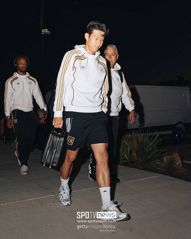 ▲ 손흥민을 막기 위해 오스틴이 거친 플레이를 떠올렸다. 반대로 손흥민은 몸으로 막는 방식이 아니라 축구로 응징하는 법을 보여줬다. 손흥민이 보여준 품격은 오스틴의 더티 플레이보다 훨씬 강력한 메시지를 남겼다. ⓒ LAFC