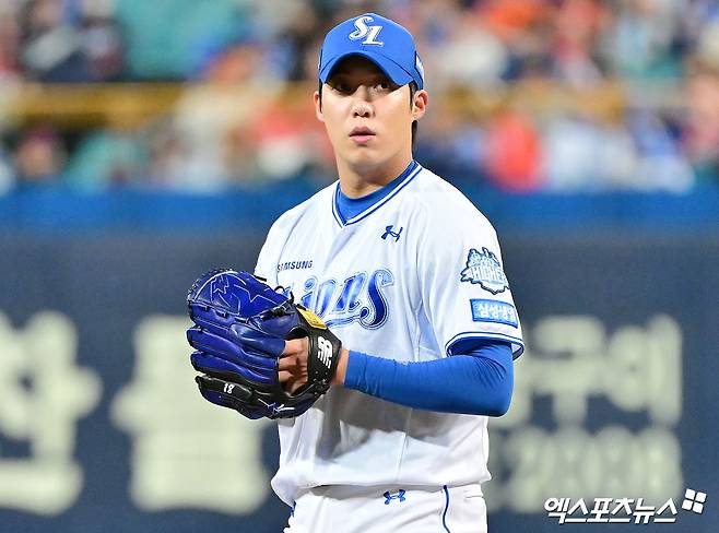 지난달 22일 오후 대구삼성라이온즈파크에서 열린 '2025 신한 SOL Bank KBO 포스트시즌' 한화 이글스와 삼성 라이온즈의 플레이오프 4차전 경기, 1회초 삼성 선발투수 원태인이 공을 힘차게 던지고 있다. 엑스포츠뉴스 DB