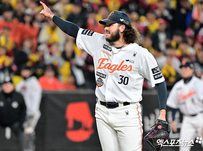 29일 오후 대전 한화생명 볼파크에서 열린 '2025 신한 SOL Bank KBO 한국시리즈' LG 트윈스와 한화 이글스의 3차전 경기, 1회초 1사 1루 한화 폰세가 체크스윙 여부를 물어보고 있다. 엑스포츠뉴스 DB