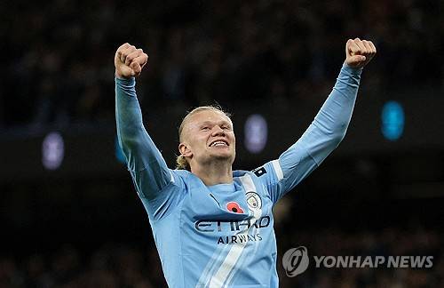 홀란은 챔피언스리그 리그 페이즈 3경기에서도 모두 득점포를 가동해 4골을 기록하고 있다. 공식전 13경기에서 17골을 터뜨리는 역대급 득점 페이스다.&nbsp;