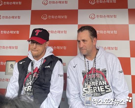 LG 트윈스 외국인 스카우트 저스틴 프린스틴(왼쪽)과 제이슨 던이 지난달 30일 한국시리즈 4차전을 앞두고 취재진과 인터뷰에 응하고 있다. 엑스포츠뉴스 DB