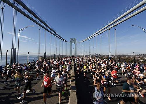 베라자노-내로우스대교 건너는 뉴욕 마라톤 참가자들 [UPI 뉴욕=연합뉴스. 재판매 및 DB 금지]