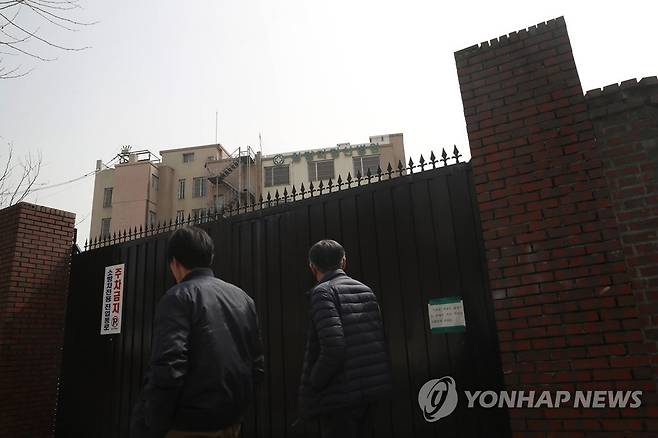 국내 1호 정신병원인 청량리 정신병원 모습 이 병원은 1945년 서울 동대문구에 청량리뇌병원으로 개원해 73년간 운영돼 왔으며, 과거 화가 이중섭, 시인 천상병 등이 입원했던 것으로 유명하다. 이 병원은 2018년 폐업됐다.
[연합뉴스 사진]