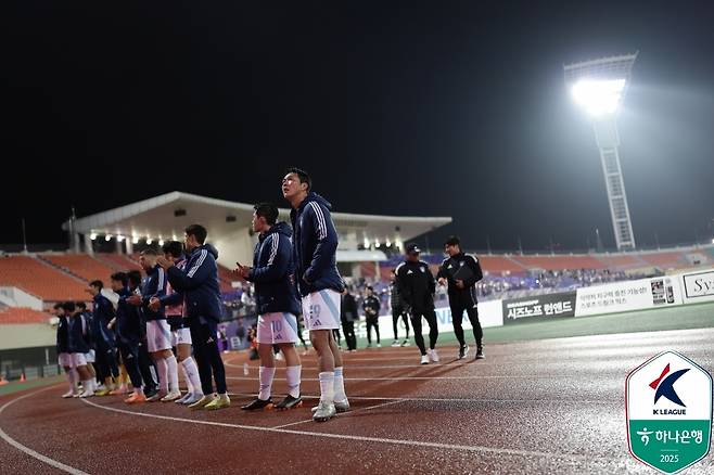 1일 FC안양과의 경기 패배 이후 아쉬워하는 울산 선수들 [한국프로축구연맹 제공. 재판매 및 DB 금지]