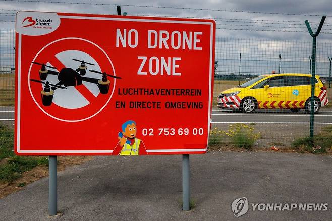벨기에 브뤼셀 공항에 붙은 '드론 비행 금지 구역' 표지판 [EPA 연합뉴스 자료사진. 재배포 및 DB 금지]