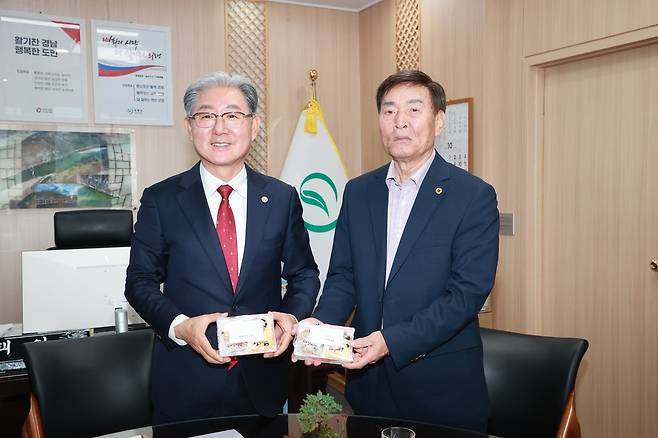 떡 전달하는 의령 주민 황진탁 씨(오른쪽)와 오태완 군수(왼쪽) [경남 의령군 제공. 재판매 및 DB 금지]