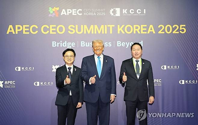 APEC CEO 서밋 참석한 트럼프 미국 대통령 (경주=연합뉴스) 도널드 트럼프 미국 대통령이 지난달 29일 경주예술의전당에서 열린 2025 아시아태평양경제협력체(APEC) 정상회의 최고경영자(CEO) 서밋에 참석해 서밋 의장인 최태원 대한상공회의소 회장 겸 SK그룹 회장, 김정관 산업통상부 장관과 기념촬영을 하고 있다. 2025.10.29 [대한상공회의소 제공. 재판매 및 DB 금지] photo@yna.co.kr