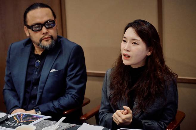 2025 포항국제음악제 라운드 테이블 포항국제음악제 예술감독 박유신 첼리스트(오른쪽)와 음악제에서 공연하는 바리톤 사무엘 윤이 3일 서울 중구의 한 식당에서 열린 라운드 테이블에서 말하고 있다. 2025.11.03. [포항문화재단 제공. 재판매 및 DB금지]