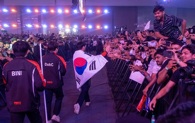 "인도 팬 여러분 안녕하세요"     (뉴델리=연합뉴스) 김주환 기자 = 국내 e스포츠 게임단 농심 레드포스 선수단이 2일(현지시간) 인도 뉴델리 야쇼부미 컨벤션 센터에서 열린 '배틀그라운드 모바일 인디아(BGMI)' e스포츠 국제대회 'BMIC 2025' 무대에 입장하면서 팬들과 인사하고 있다. 2025.11.2 jujuk@yna.co.kr