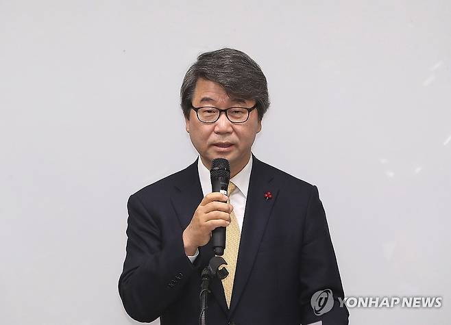 경사노위 위원장에 김지형 전 대법관 임명 (서울=연합뉴스) 이재명 대통령은 3일 신임 경제사회노동위원회(경사노위) 위원장으로 법무법인 지평의 고문 변호사인 김지형 전 대법관을 임명했다. 2025.11.3 [연합뉴스 자료사진] photo@yna.co.kr