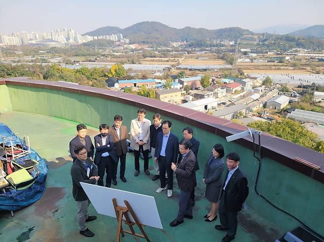 LH경기남부지역본부 간부들이 4일 현장 중심 경영간부 전략회의를 열고 사업 현장을 둘러보고 있다./사진제공=LH경기남부지역본부