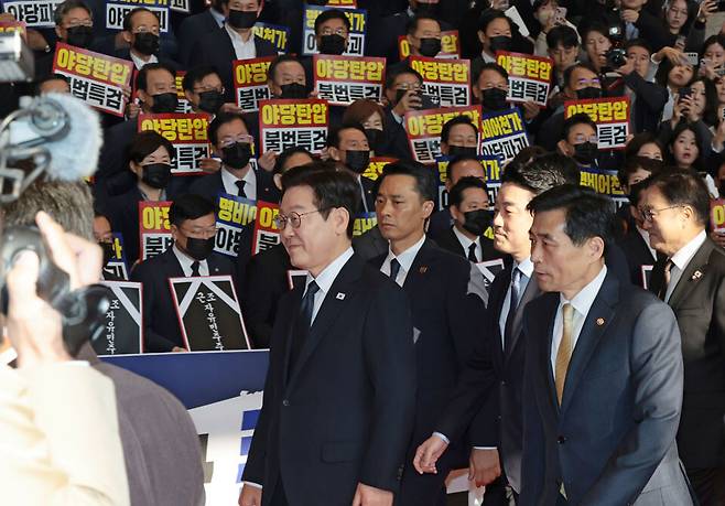 ▲ 이재명 대통령이 4일 내년도 정부 예산안에 대한 시정연설을 하기 위해 서울 여의도 국회에 도착해 피켓시위를 하는 국민의힘 의원들 앞을 지나고 있다. /국회사진기자단