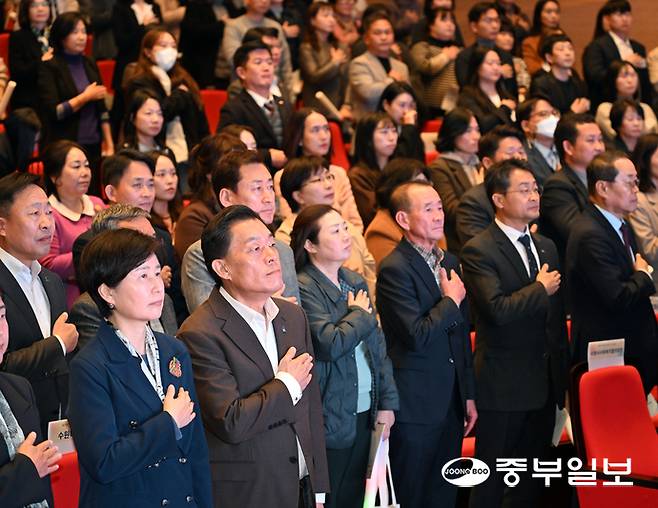 4일 오후 수원시 권선구 수원문화원 빛누리아트홀에서 열린 사회복지의 날 기념행사에서 이재준 수원시장과 백혜련 국회의원, 장명찬 수원시사회복지협의회장 등 내빈들과 시민들이 기념 국민의례를 하고 있다. 임채운기자