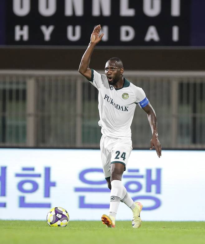 프로축구 K리그2 37라운드 최우수선수에 선정된 루이스(김포FC). 한국프로축구연맹 제공