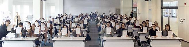 대덕구, 대덕구지역사회보장협의체, 각 동 행정복지센터, 지역 사회복지기관 등 민·관 관계자들이 5일 한남대학교에서 열린 '통합적 지원 네트워크로 여는 대덕구 복지안전망-민·관 협력의 새로운 과제' 토론회에서 기념 촬영을 하고 있다. (사진= 대전 대덕구)