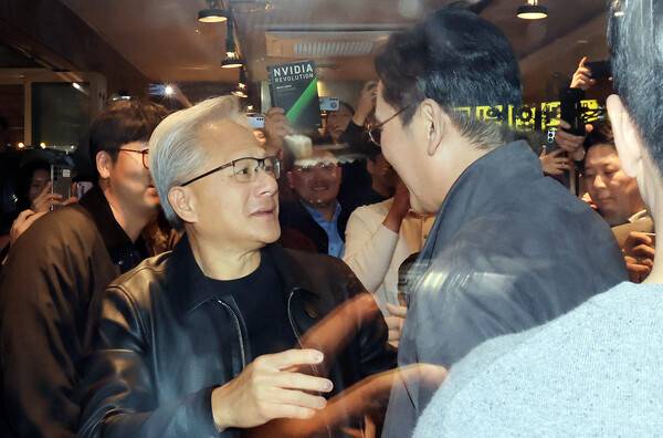 젠슨 황 엔비디아 최고경영자가 30일 오후 서울 강남구 삼성역 인근&nbsp;깐부치킨 매장에서 이재용 삼성그룹 회장과 인사를 하고 있다. 연합뉴스