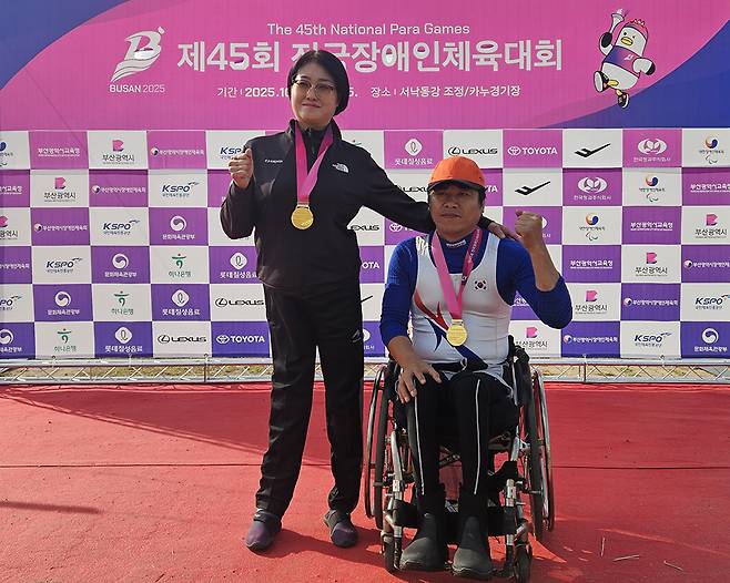 카누에서 동반 금메달을 합작한 손영숙과 김광현. <전남도장애인체육회 제공>