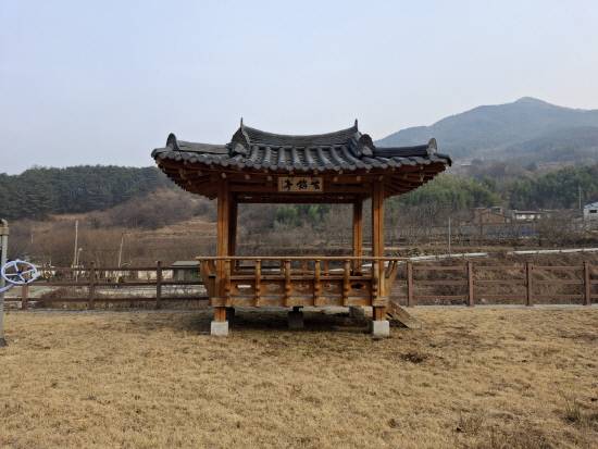 내은적암&nbsp;추정터에서 남쪽으로 1㎞ 쯤 떨어진 곳에&nbsp;외마마을에 있는 운학정이 복원돼 있다.&nbsp;