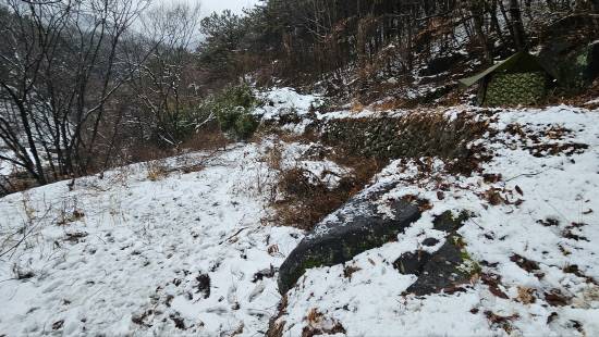 올해 1월 발견한 내은적암 터로 추정되는 부지. 텐트가 보이는 축대 위에 부속건물이 있었을 것으로 추정된다.