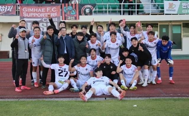 K3 리그 조기 우승을 확정한 김해FC2008 선수단이 지난 2일 포천종합운동장에서 포천시민축구단과의 원정경기를 마치고 기념 촬영을 하고 있다./김해FC2008/