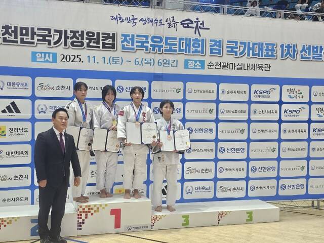 시상대에 선 허미미(가운데) 선수. 경북체육회 제공