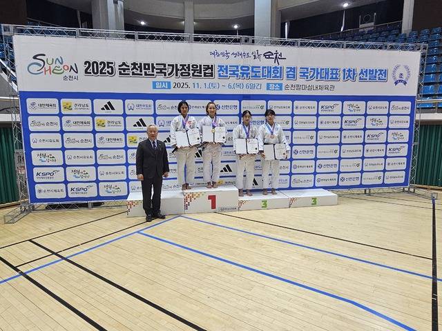 시상대에 선 김지수(가운데) 선수. 경북체육회 제공