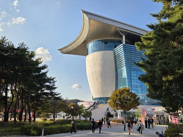 경주 APEC 기간에 CEO 서밋 등의 프로그램을 소화하고, 뮤지컬 노트르담 드 파리 등의 공연을 이어가는 경주예술의 전당 전경. 강시일 기자