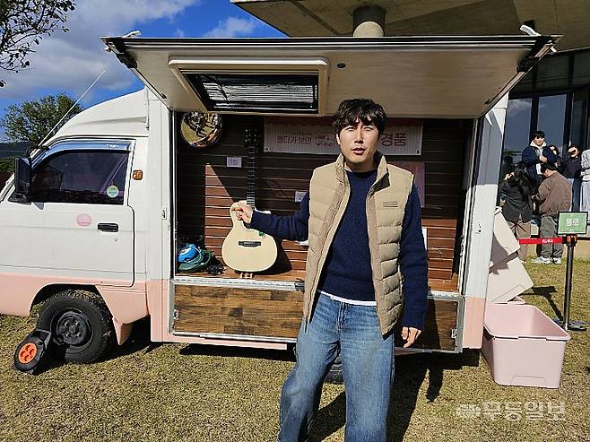 지난 2일 장성의 한 카페에서 만난 가수 장범준(버스커버스커)은 기획공연 '버스카 버스카-장성'을 펼친 이유에 대해 "최근 발매한 5집 앨범은 미국으로 돌아간 멤버 브래드에게 보내는 음악 선물인데, 이를 기념해 버스킹 무대를 마련했다"고 설명했다.최류빈기자 rubi@mdilbo.com