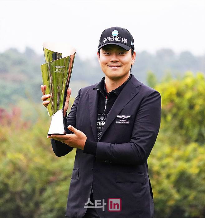 제네시스 챔피언십 제패하고 우승 트로피 든 이정환.(사진=이데일리 골프in 김상민 기자)