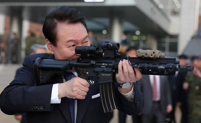 지난 2023년 3월 10일 당시 윤석열 대통령이 경상남도 창원시 해군 특수전전단을 방문, 총기를 다루고 있다 (사진=대통령실)