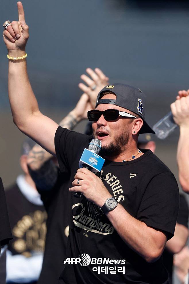 LA다저스 월드시리즈 우승 퍼레이드에서 마이크를 잡고 팬들에게 소감을 전하는 미겔 로하스. 사진=AP PHOTO