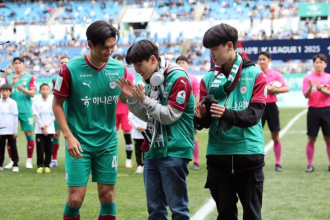 대전하나시티즌 홈 경기장에서 시각 장애인을 위한 'AI 음성 중계'가 첫 시범 운영됐다. (대전 제공)