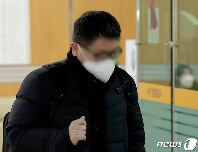 정영학 회계사가 8일 오전 서울 서초구 서울중앙지방법원에서 열린 '대장동 특혜' 관련 특정경제범죄가중처벌 등에 관한 법률위반(배임)등 공판에 출석하고 있다. 2024.1.8/뉴스1 ⓒ News1 장수영 기자