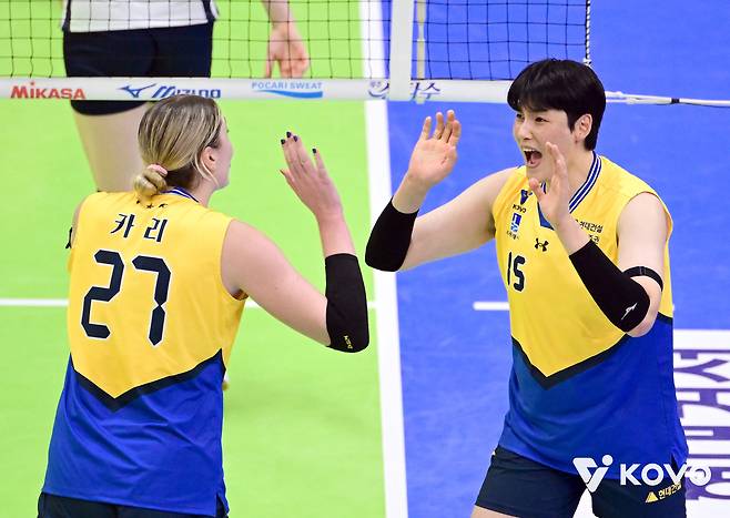 IBK를 상대로 활약한 현대건설의 김희진(오른쪽)(KOVO제공)