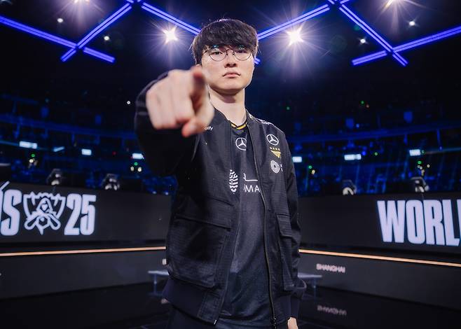 T1 ‘페이커’ 이상혁이 31일 상하이 메르세데스-벤츠 아레나에서 열린 ‘2025 LoL 월드챔피언십(롤드컵)’ 8강 AL전 승리 후 포즈를 취하고 있다. 사진 | 라이엇 게임즈