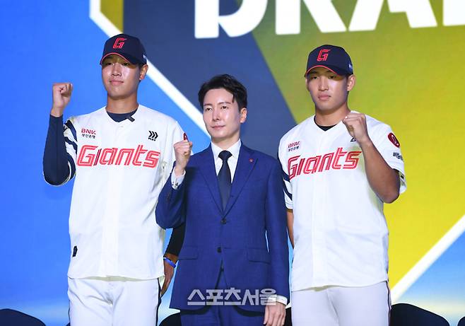 17일 서울 송파구 롯데호텔 월드에서 열린 2026 KBO 리그 신인드래프트에서 롯데에 지명된 동산고 신동건(왼쪽), 덕수고 김화중이 기념촬영을 하고 있다. 사진 | 최승섭 기자 thunder@sportsseoul.com