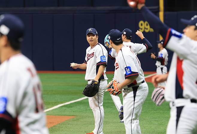 야구 대표팀이 4일 고척 스카이돔에서 열린 평가전 대비 훈련에서 캐치볼을 하고 있다. 사진 | 연합뉴스