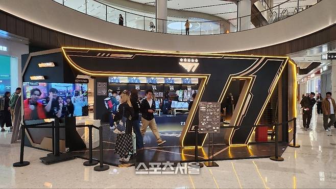 롤드컵 8강, 4강이 열린 상하이 메르세데스-벤츠 아레나. 경기장 옆 쇼핑몰 한가운데 T1 팝업스토어가 마련됐다. 상하이 | 김민규 기자 kmg@sportsseoul.com