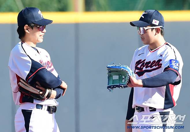 수비훈련 도중 대화를 나누고 있는 송성문, 김영웅.