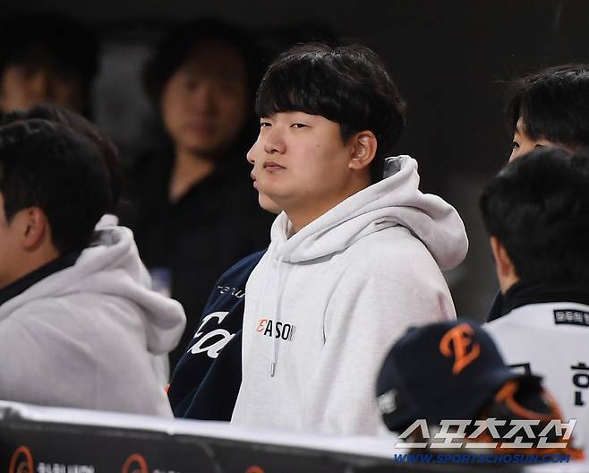 31일 대전 한화생명볼파크에서 열린 LG와 한화의 한국시리즈 5차전. 한화 김서현이 경기를 지켜보고 있다. 대전=정재근 기자 cjg@sportschosun.com/2025.10.31/