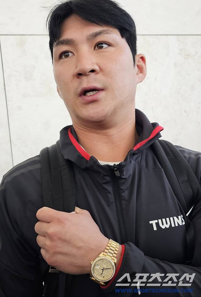 LG 오지환이 스프링캠프를 떠나며 롤렉스 시계를 차고 나왔다. 권인하 기자