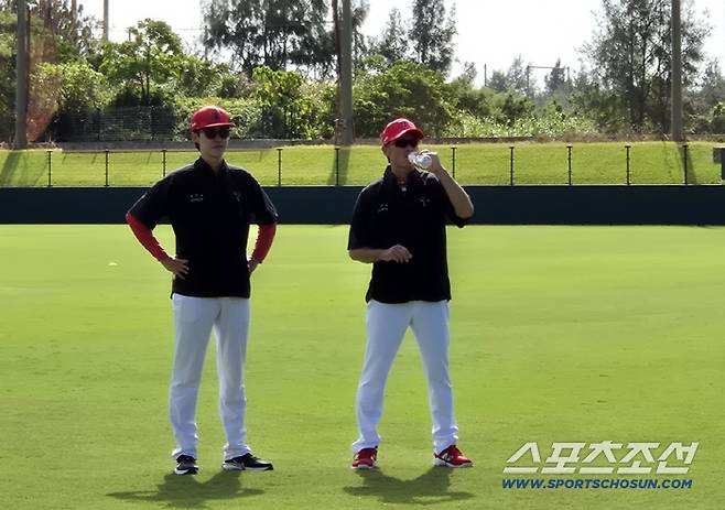 나이토 시게토 KIA 타이거즈 트레이닝 코치(오른쪽). 오키나와(일본)=김민경 기자