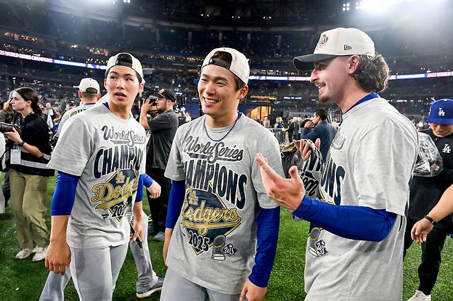 epa12498657 Los Angeles Dodgers pitcher Yoshinobu Yamamoto (C) celebrates with teammates after the awards ceremony when the Dodgers defeated the Toronto Blue Jays in MLB World Series game seven in Toronto, Canada, 01 November 2025.  EPA/EDUARDO LIMA







<저작권자(c) 연합뉴스, 무단 전재-재배포, AI 학습 및 활용 금지>