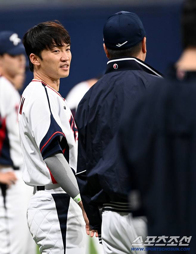 대한민국 야구대표팀이 4일 고척스카이돔에서 훈련을 가졌다. 박해민이 이진영 코치와 이야기를 하고 있다. 고척=허상욱 기자wook@sportschosun.com/2025.11.04/