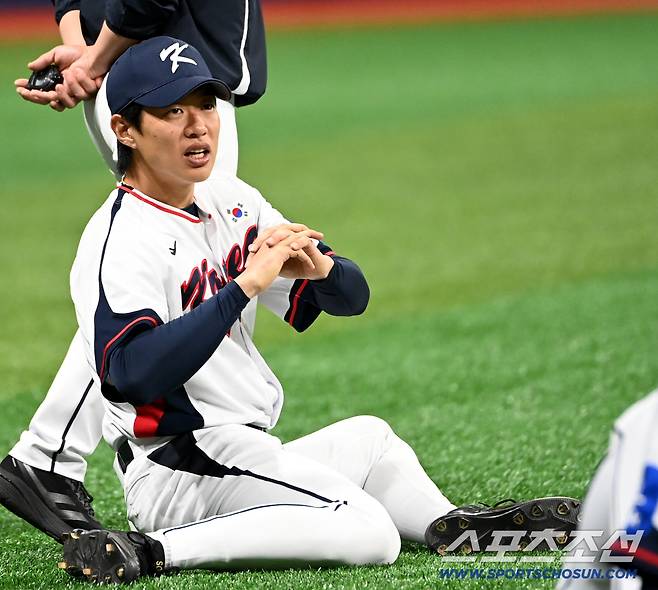 대한민국 야구대표팀이 4일 고척스카이돔에서 훈련을 가졌다. 송성문이 워밍업을 하고 있다. 고척=허상욱 기자wook@sportschosun.com/2025.11.04/