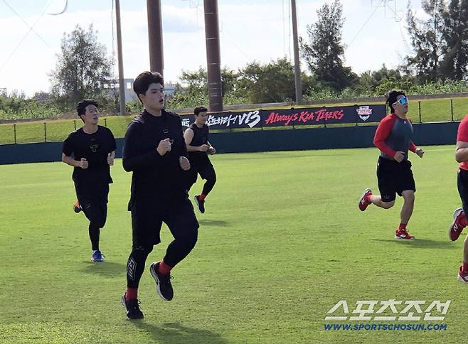 러닝 훈련을 하는 KIA 타이거즈 선수들. 오키나와(일본)=김민경 기자
