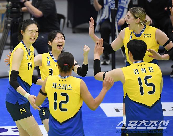 4일 수원체육관에서 열린 V리그 현대건설-IBK기업은행전. 현대건설  김다인, 양효진 등 선수들이 공격 성공 후 기뻐하고 있다. 수원=정재근 기자 cjg@sportschosun.com/2025.11.4/