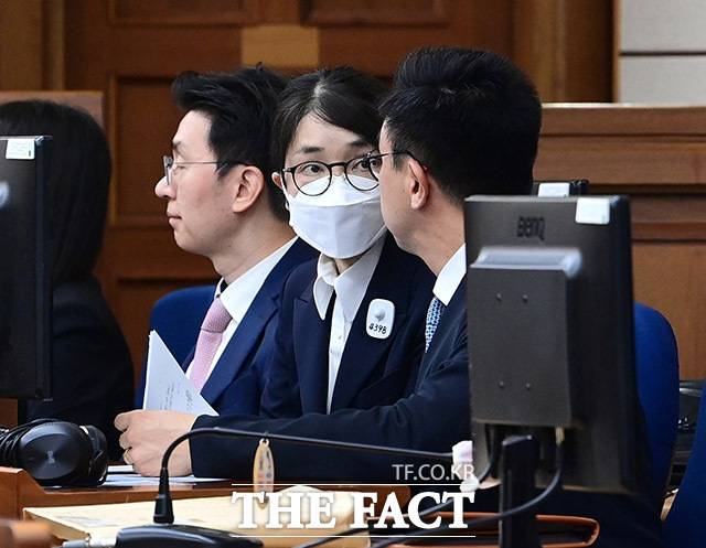 구속 상태로 재판에 넘겨진 김건희 여사가 불구속 상태로 재판받게 해 달라며 법원에 보석을 청구했다. 김 여사가 지난 9월24일 오후 서울 서초구 서울중앙지방법원에서 열린 첫 재판에 출석해 변호인과 이야기를 나누고 있다./사진공동취재단